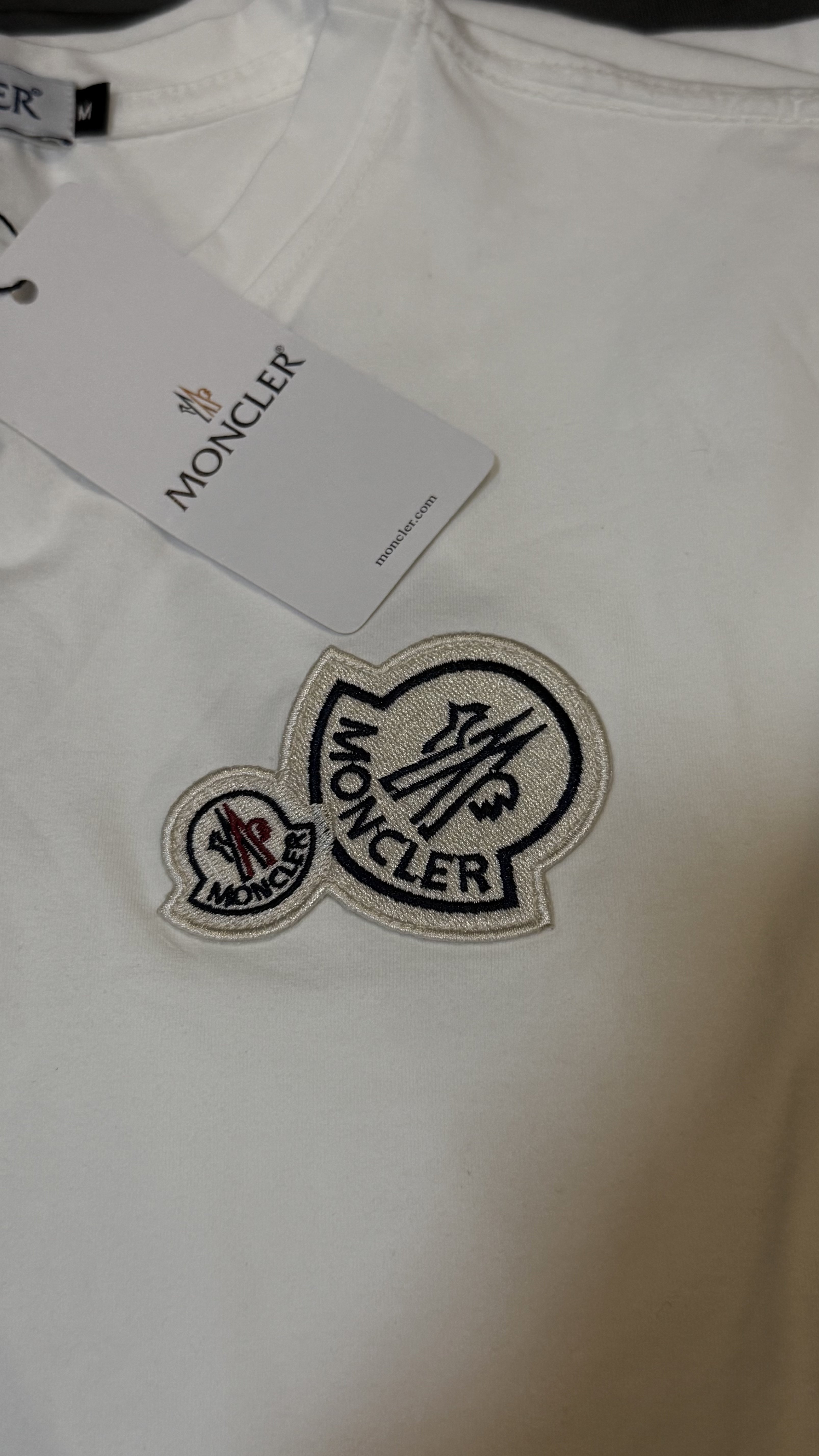Foto real de camisa Moncler branca
