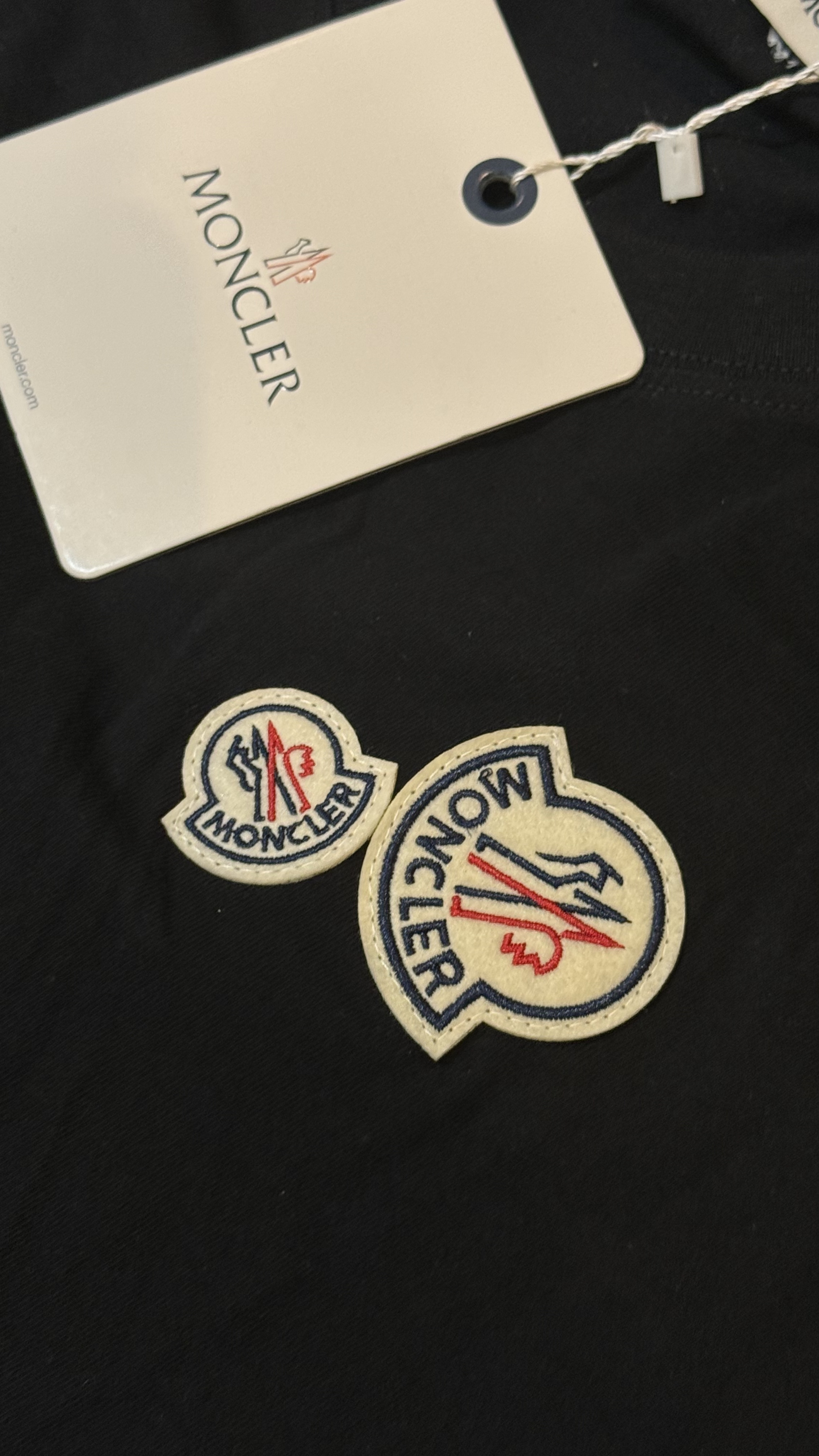 Foto real de camisa Moncler preta