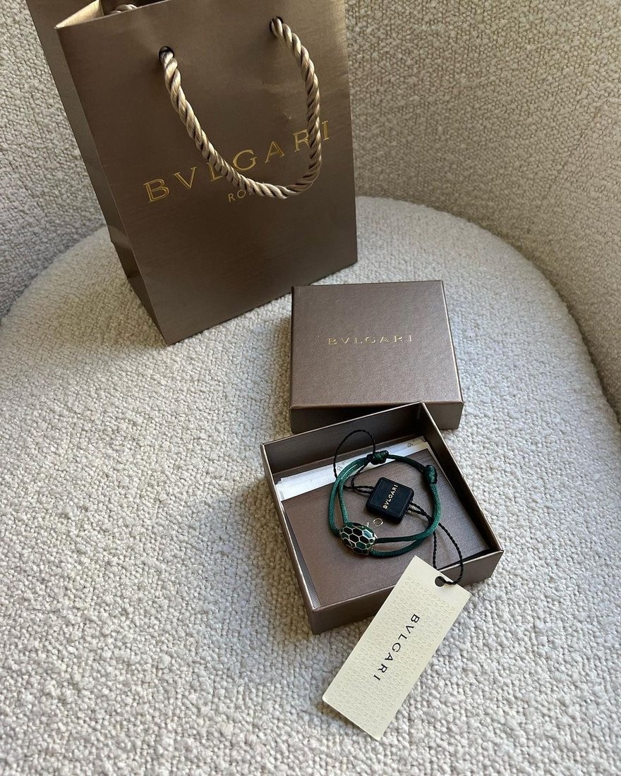 Foto real da pulseira Bvlgari Serpenti verde na caixa, com a sacola